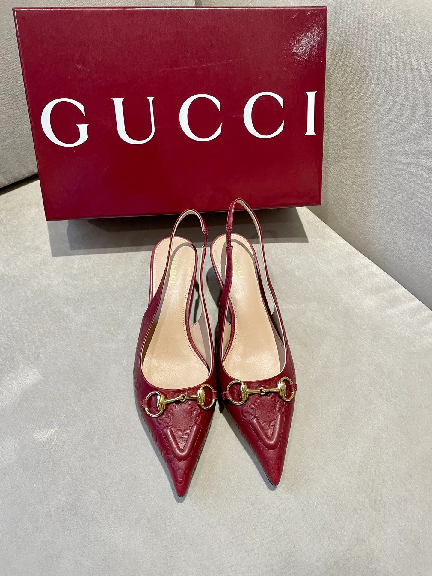 👟👟Ex-factory price 580👟👟 2024 G family’s new GUcc𝐢 horsebit pump sandals with pointed toes, elastic straps and kitten heels complement each other to create a comfortable and fitting design, and the back-lace pumps are the essence of design. Hot-drilling process Upper: Imported high-grade G G canvas Lining/foot pads: Full-grain high-grade lambskin Sole: Italian top-grade genuine leather sole Heel height: 10.5cm Fitting size: 35-42 (40/41/42 custom-made, non-refundable)